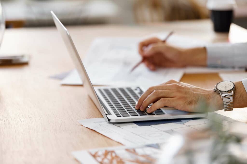 personne travaillant sur un pc portable